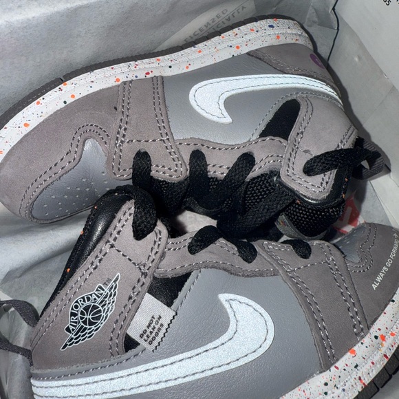 Nike Gray and Black Sneakers Classic Design - Jordan 1 Mid Wings 2024 - Picture 3 of 5